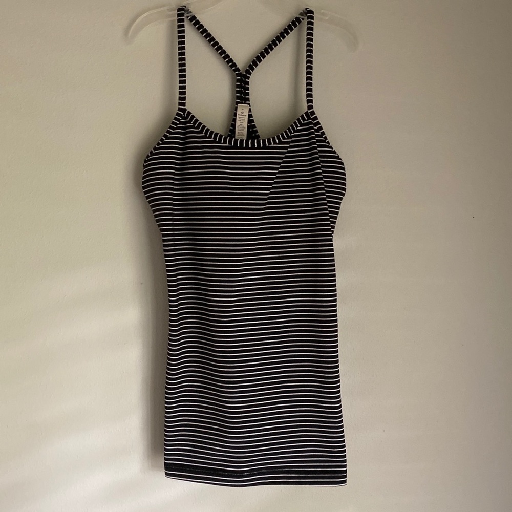 BLACK AND WHITE LULULEMON POWER Y TANk SIZE 6